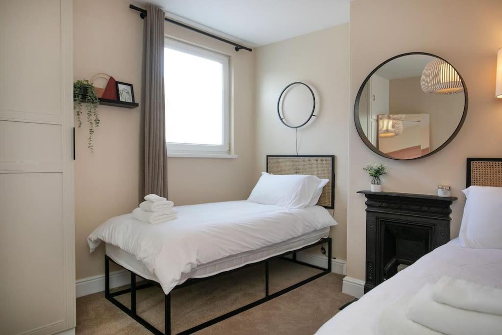 Holiday home Stylish 4 Bed In W/parking