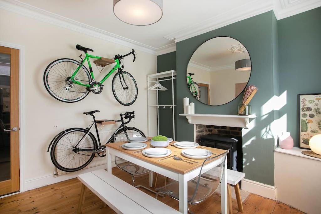 Holiday home Stylish 4 Bed In W/parking *