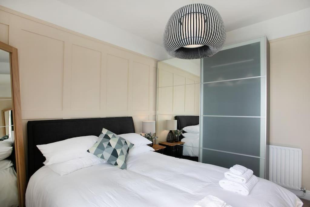 Stylish 4 Bed In W/parking Holiday home